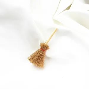 Broche de escoba de bruja en miniatura accesorio tierno, mango de madera paja cerdas.