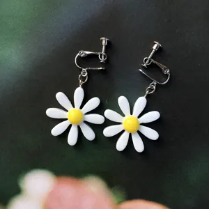 Bonitos pendientes de clip margarita blanca acrílico estilo pastoral dulce joyería