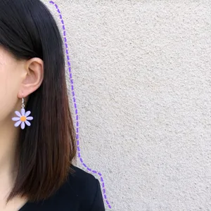 Pendientes colgantes margarita acrílico morado verano bonitos y de moda para mujeres
