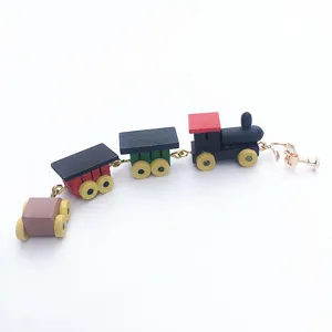 Vue détaillée du charmant bijou en train en bois avec des wagons colorés et des finitions.