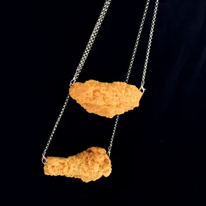 Nahaufnahme Detail der ausgefallenen gebratenen Hähnchen Anhänger Kette mit Silberkette Schmuck.