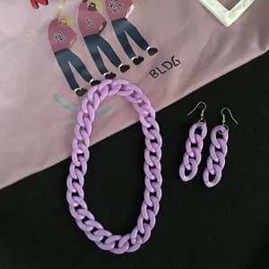 Detailansicht von hellila-farbenen Acryl grobe Kette Halskette und passenden Ohrringen.