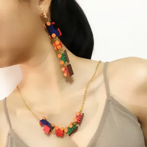 Vue détaillée du collier train en bois ludique et boucles d'oreilles, bijoux originaux mignons.