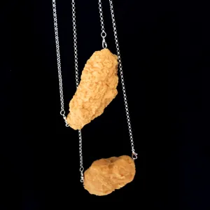 Ausgefallene Hähnchen-Nugget Halskette Detailansicht, einzigartiger handgemachter Modeschmuck.