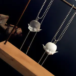 Collier pendentif tête d'elfe souriante de style coréen Tête de poupée en résine blanche transparente dépolie Chaîne à billes en acier inoxydable Bijoux originaux pour femmes filles