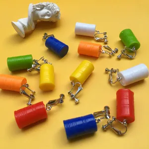 Kreative handgemachte Miniatur Ölfass Clip-Ohrringe, ausgefallener bunter Modeschmuck für Damen.