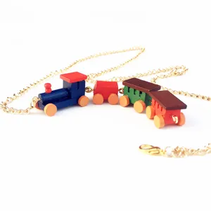 Vue détaillée du collier train en bois coloré doté d'une chaîne et d'un fermoir dorés.