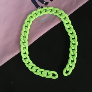 Nahaufnahmedetails einer hellen neongrünen chunky Acrylkette mit glatten Gliedern und Farbe.