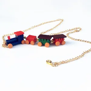 Joli collier train en bois avec chaîne dorée, accessoire de bijoux ludique pour femme.