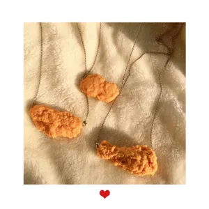 Haehnchen Nugget Anhaenger Halskette, ausgefallener handgemachter Schmuck Detailansicht.