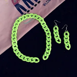 Neon grüne Acryl klobige Kette Halskette und Ohrringe Set für Frauen, auffälliger Modeschmuck.