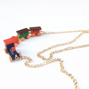 Collier pendentif train en bois mignon, style choker ludique chaîne dorée accessoire.