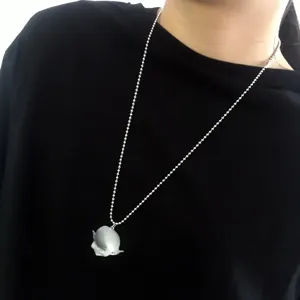 Collier tête d'elfe souriant en résine mate blanche pendentif poupée mignon accessoire