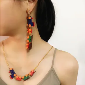 Vue détaillée de collier train en bois, bijou mignon coloré pour femmes élégantes.