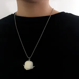 Collier pendentif tête d'elfe souriante en résine mate blanche, choker poupée mignon.