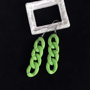 Grüne Acryl Kette Ohrringe Detailansicht, auffällige Statement Harz Gliederohringe für Damen.