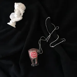 Handgefertigte kreative Soda-Becher-Anhänger-Halskette mit Perlenkette, einzigartiger Modeschmuck-Detail.