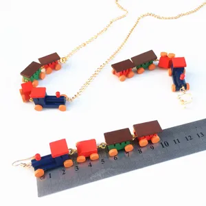Ensemble collier boucles d'oreilles train en bois mignon dessin animé bijoux colorés.