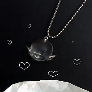 Joli collier pendentif tête de poupée elfe souriante en résine givrée esthétique de niche