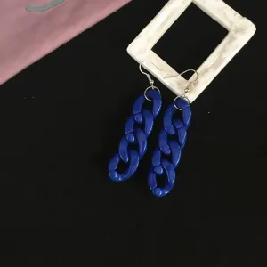 Blau Acryl Kette Ohrringe, modischer Statement Schmuck für 90er Retro Party Outfits.