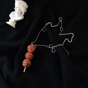 Einzigartige simulierte Spieß-Halskette mit Metallkugel, kreatives und lustiges Accessoire.