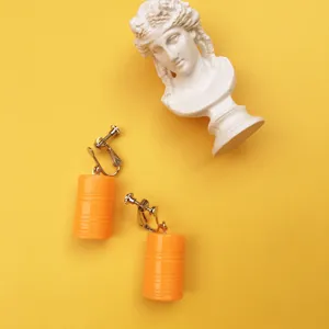 Kreative Mini Ölfass Clip Ohrringe, ausgefallener handgemachter gelber Ohrschmuck.