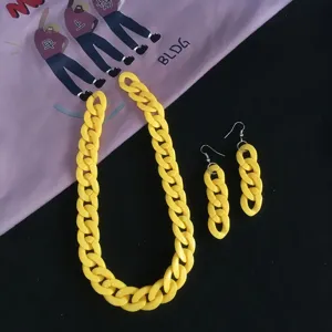 Gelbe Acryl Kette Halskette und Ohrringe Set, Retro 90er Jahre Statement Schmuck für Damen.