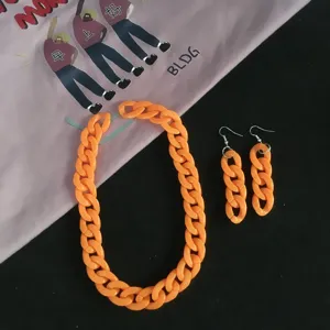 Oranger Acryl klobige Kette Halskette und Ohrringe Set, 90er Retro Disco Stil Modeschmuck.