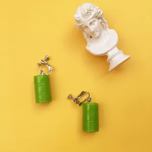 Detailaufnahme grüne Ölfass Clip-Ohrringe, einzigartiger kreativer Ohrschmuck aus Kunstharz.