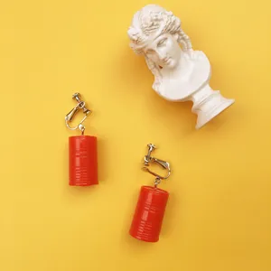 Detailansicht kreativer roter Ölfass Clip-Ohrringe, einzigartiger Nischen-Handmade-Stil.