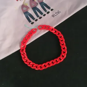 Detaillierte Nahaufnahme der leuchtend roten Acryl-Gliederkette, modischer Trend.