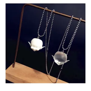 Joli collier pendentif tête d'elfe souriant en résine blanche mate et transparente bijou