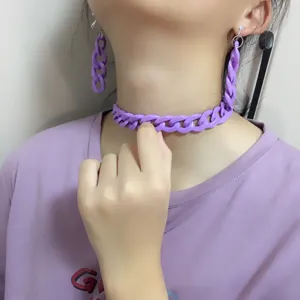 Lila Acryl Kette Choker Halskette und passende Ohrringe Set, 90er Vintage klobiger Schmuck für Damen.