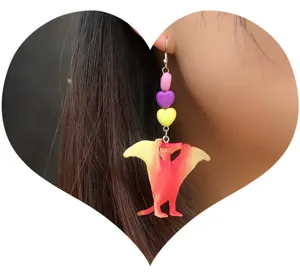 Pendientes colgantes de dinosaurio originales con cuentas de corazón y colgante divertido.