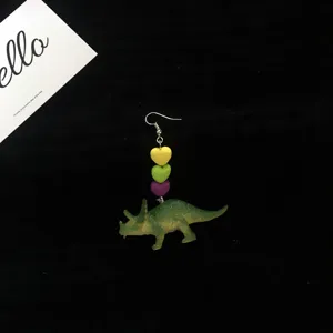 Pendientes colgantes de dinosaurio con cuentas de corazones coloridos y dijes de estilo lindo.