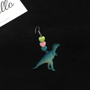 Pendientes largos de dinosaurio y corazones coloridos para estilo de moda cotidiana muy divertida.