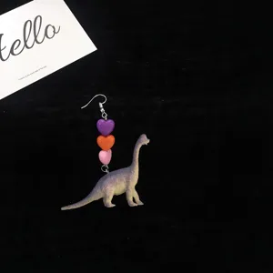 Pendientes largos y originales de dinosaurio con cuentas de corazón de colores, joyería divertida.