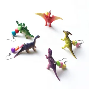 Pendientes de dinosaurio originales con cuentas de corazon de colores, divertidos y largos.