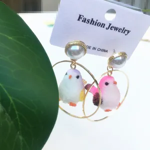 Jolies boucles d'oreilles oiseau de dessin animé avec perle et anneau doré, bijoux mignons.