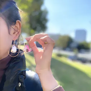 Vue détaillée de boucles d'oreilles mignonnes oiseau gros, bijoux créatifs pour femmes et filles.