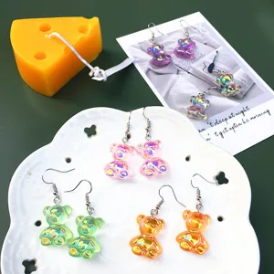Orecchini pendenti con orsetto colorato fatti a mano simpatici orecchini in resina donna