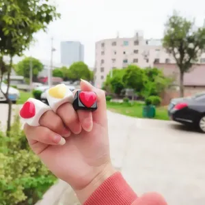 Vue détaillée de bagues cœur en résine colorée tendance, bijoux fantaisie géométriques.