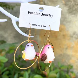 Détail boucles d'oreilles créoles oiseau mignon, bijoux animaux rose violet.