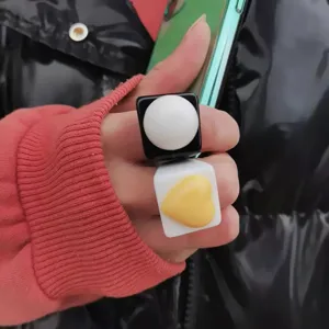 Gros plan sur bague cœur géométrique bloc de couleur résine mignonne style bonbon mode.