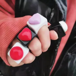 Gros plan détaillé de bagues en résine cœur géométrique, bagues tendance bonbon.