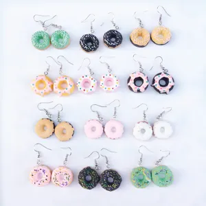 Handgefertigte süße Donut Ohrringe Detailansicht mit verschiedenen bunten Essspielzeug Stilen.