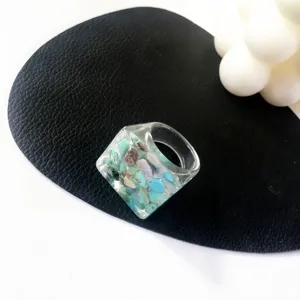Anillo de resina acrilica transparente con piedras de colores para mujeres moda chic