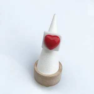 Bague cœur rouge en résine vue détaillée, charmant style bonbon base blanche bijoux.
