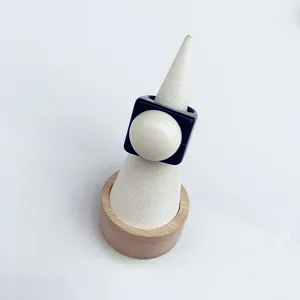 Vue détaillée de la bague géométrique en résine noire et blanche, style bonbon.