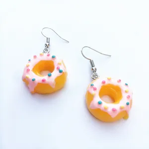 Süße handgefertigte Donut Ohrringe Detailansicht, verspielter Harz Schmuck mit Glasur.